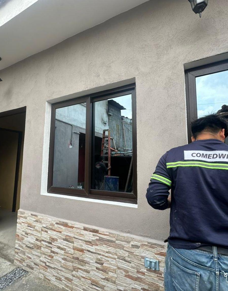 Técnico de COMEDWIN instalando ventanería en obra