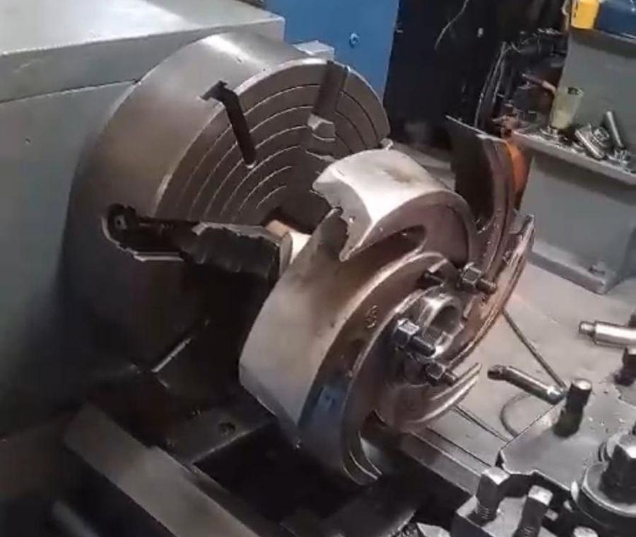 Impulsor de bomba montado en el torno para su recuperación